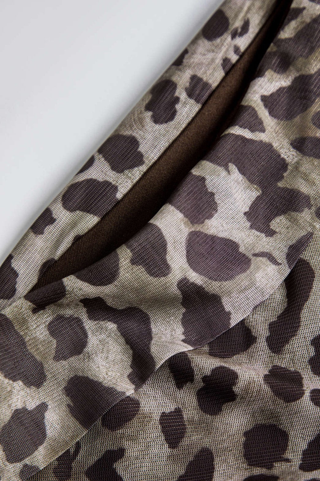 Top asymétrique léopard porté style océan