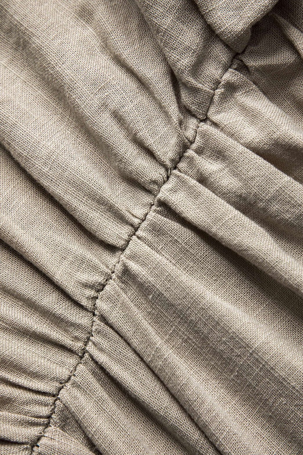 Top asymétrique beige en lin vue de dos léger
