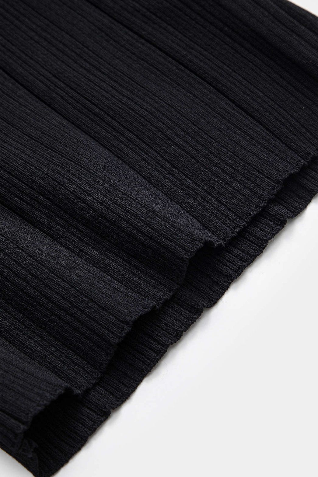 Top asymétrique noir côtelé détail col nuage