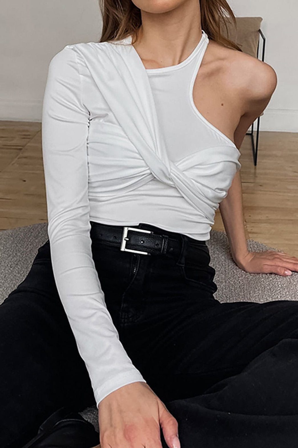 Top asymétrique blanc drapé élégant soleil