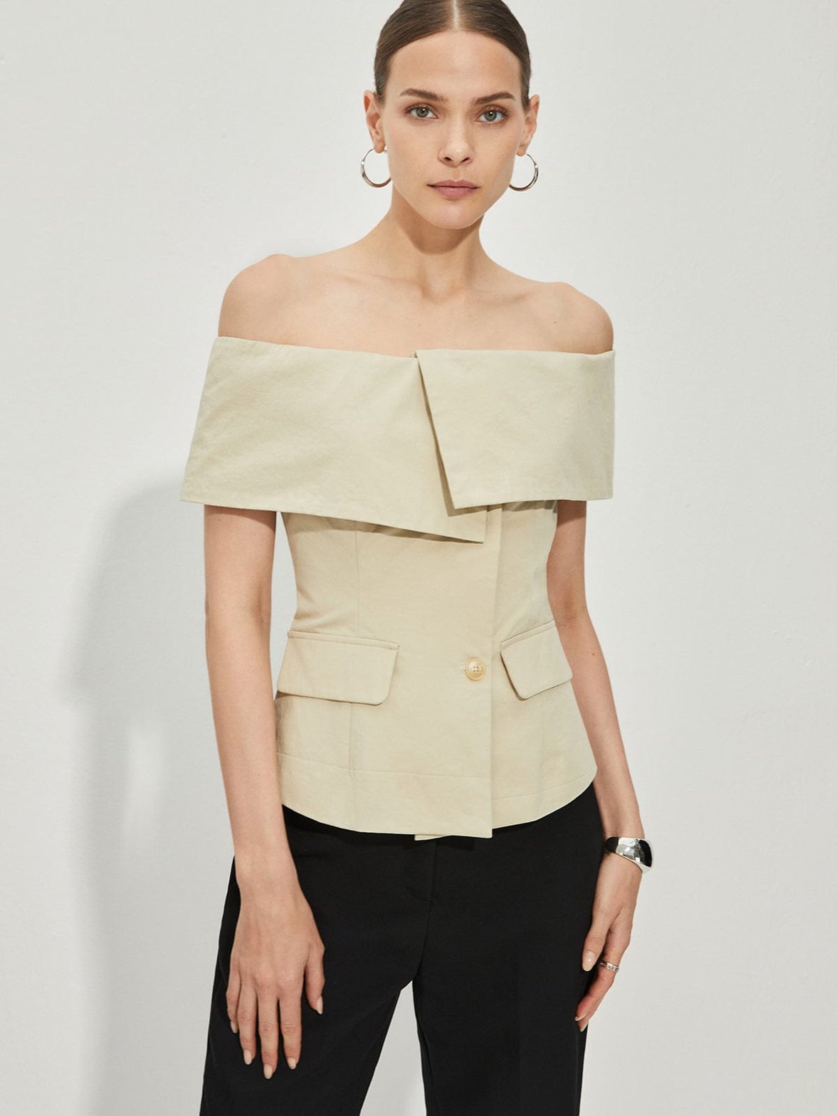 Top bardot beige élégant lumière