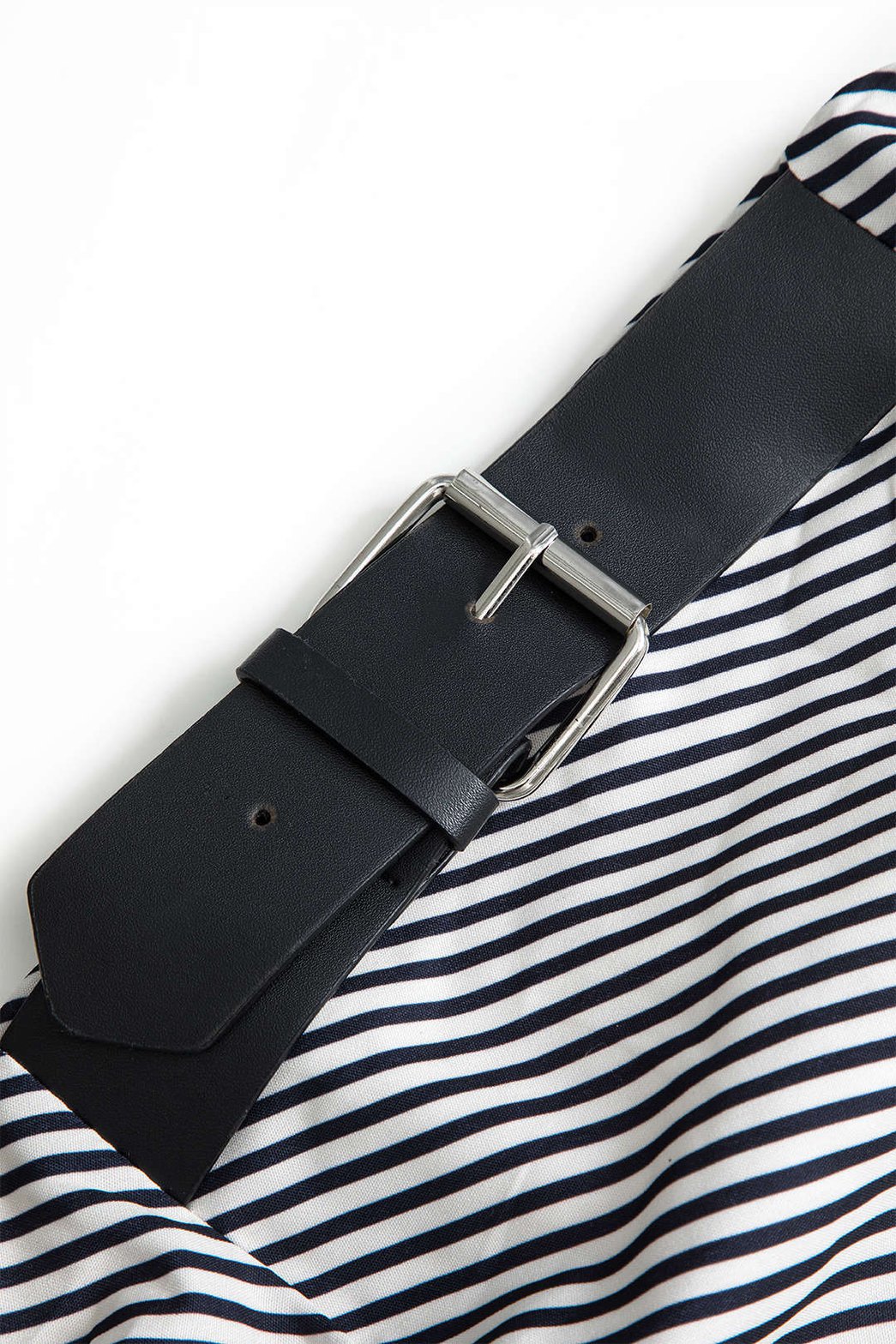 Top bustier rayé avec ceinture vue de côté - grâce