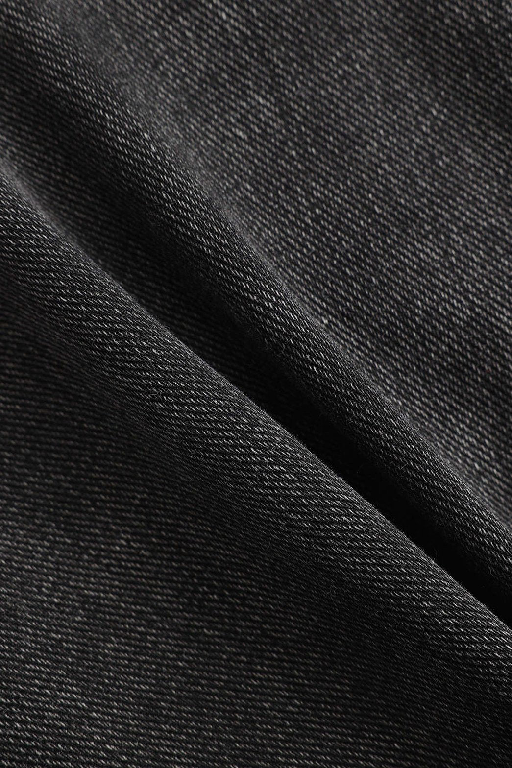 Top cami denim noir porté style casual vague