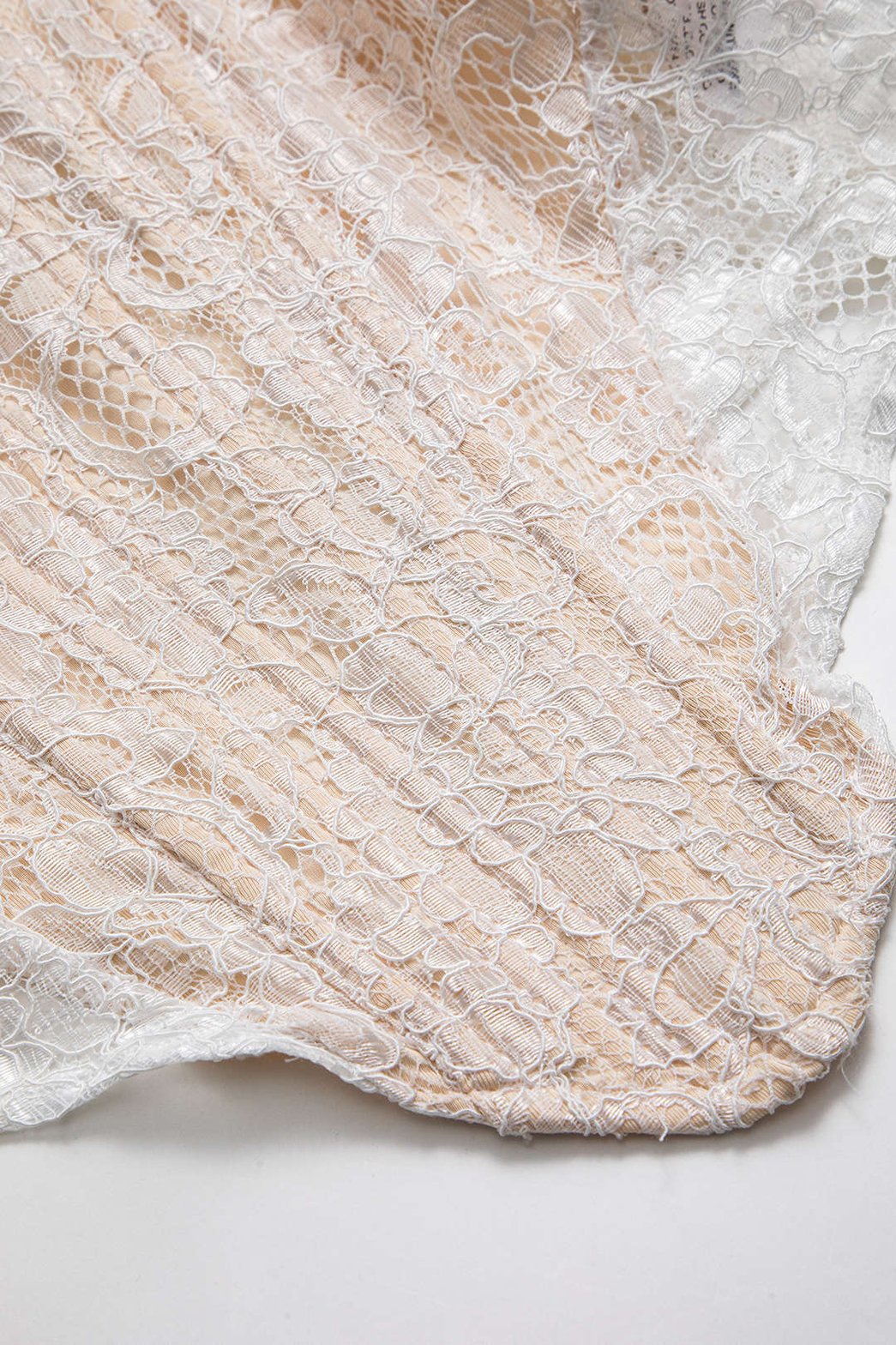 Top corset en dentelle blanche vue de côté lune