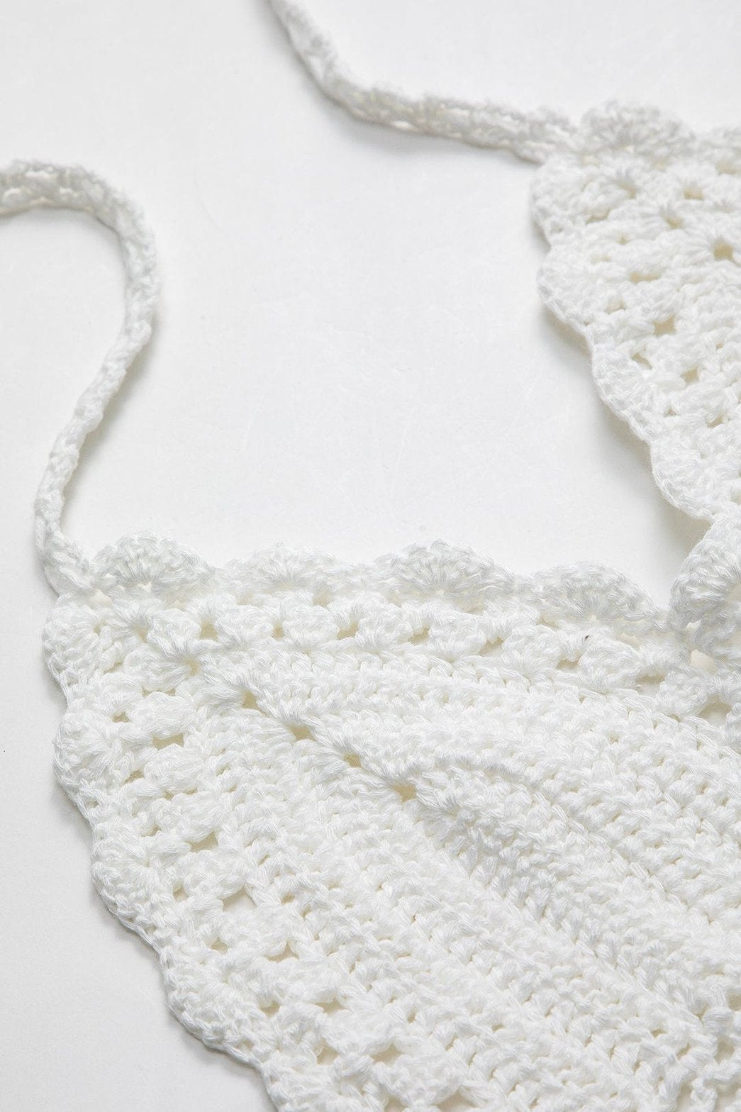 Top dos nu crocheté blanc vue de côté vague