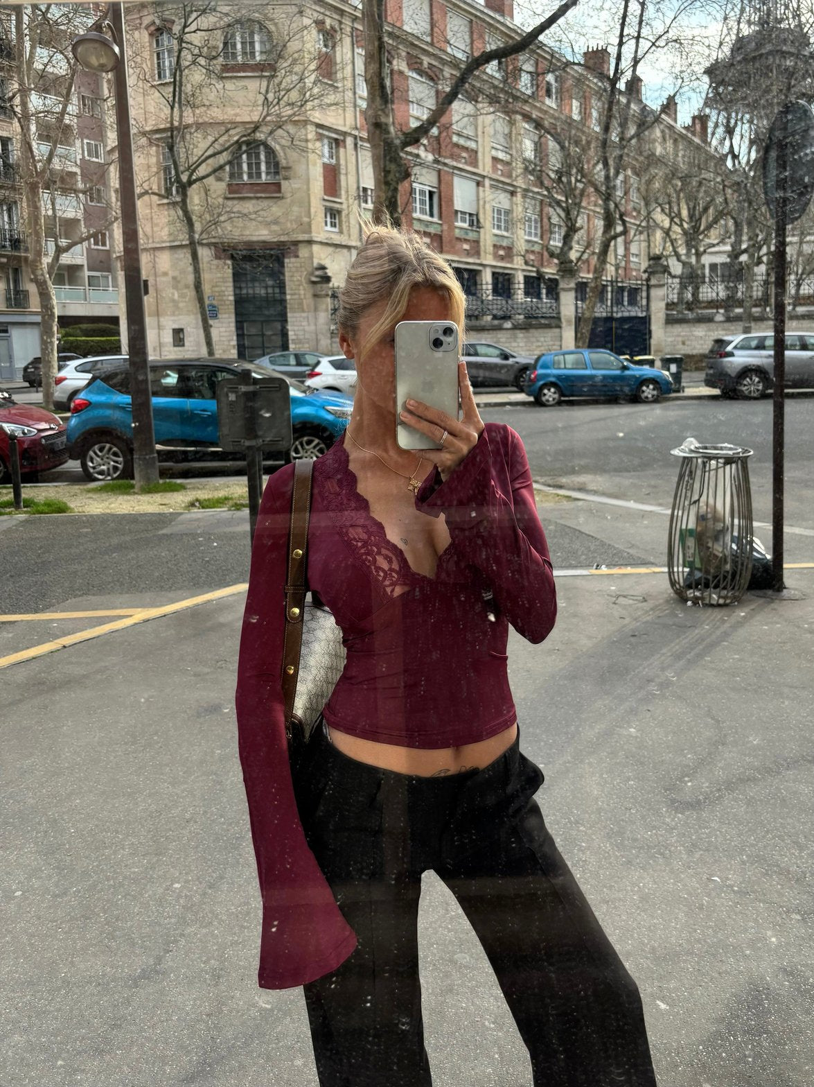 Top bordeaux porté élégance