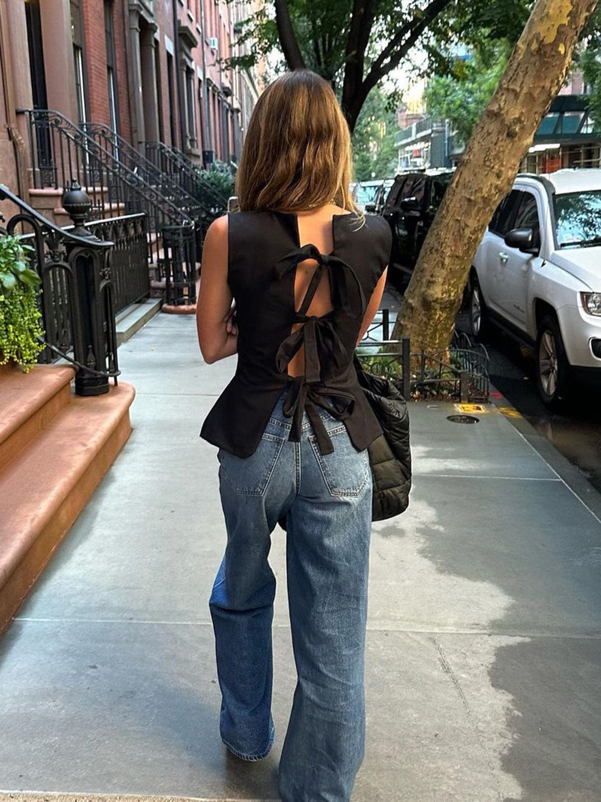 Top noir à nœuds vue de dos brise