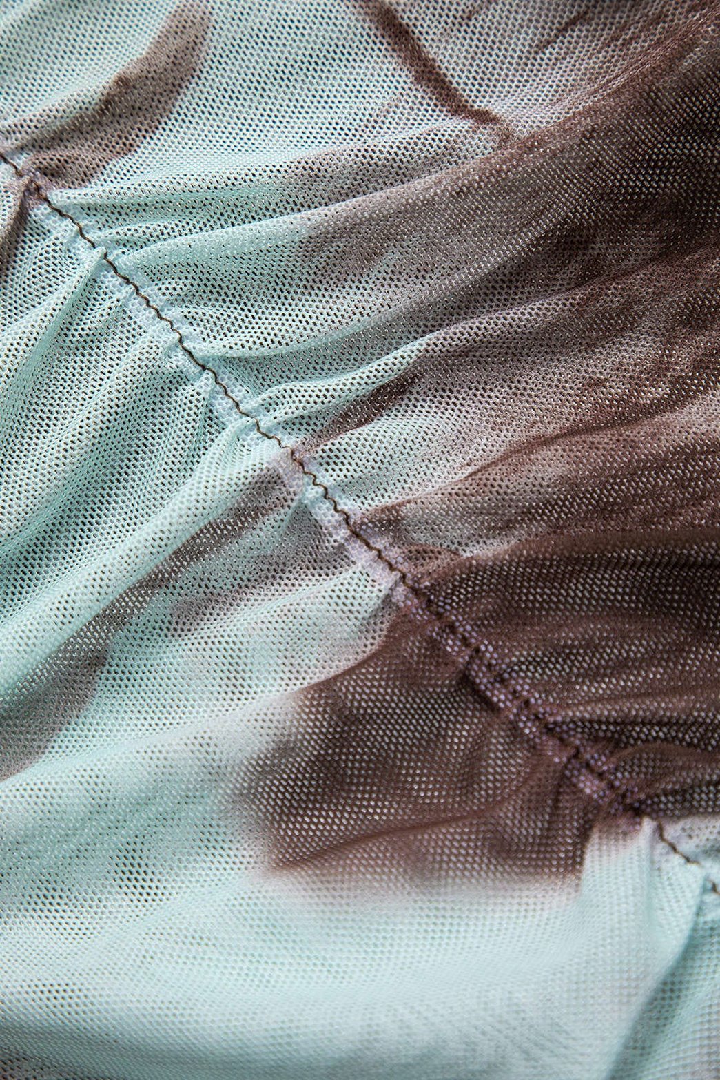 Top maille tie-dye torsadé détail tissu nuage