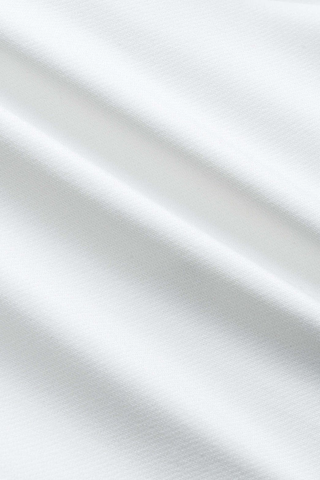 Top blanc ajusté détails nœuds grâce