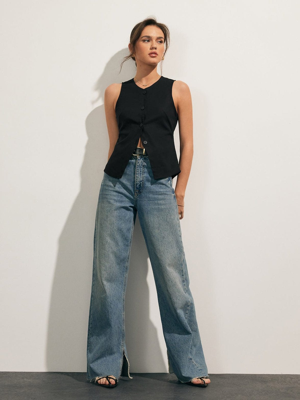 Top noir ajusté détail tissu brise