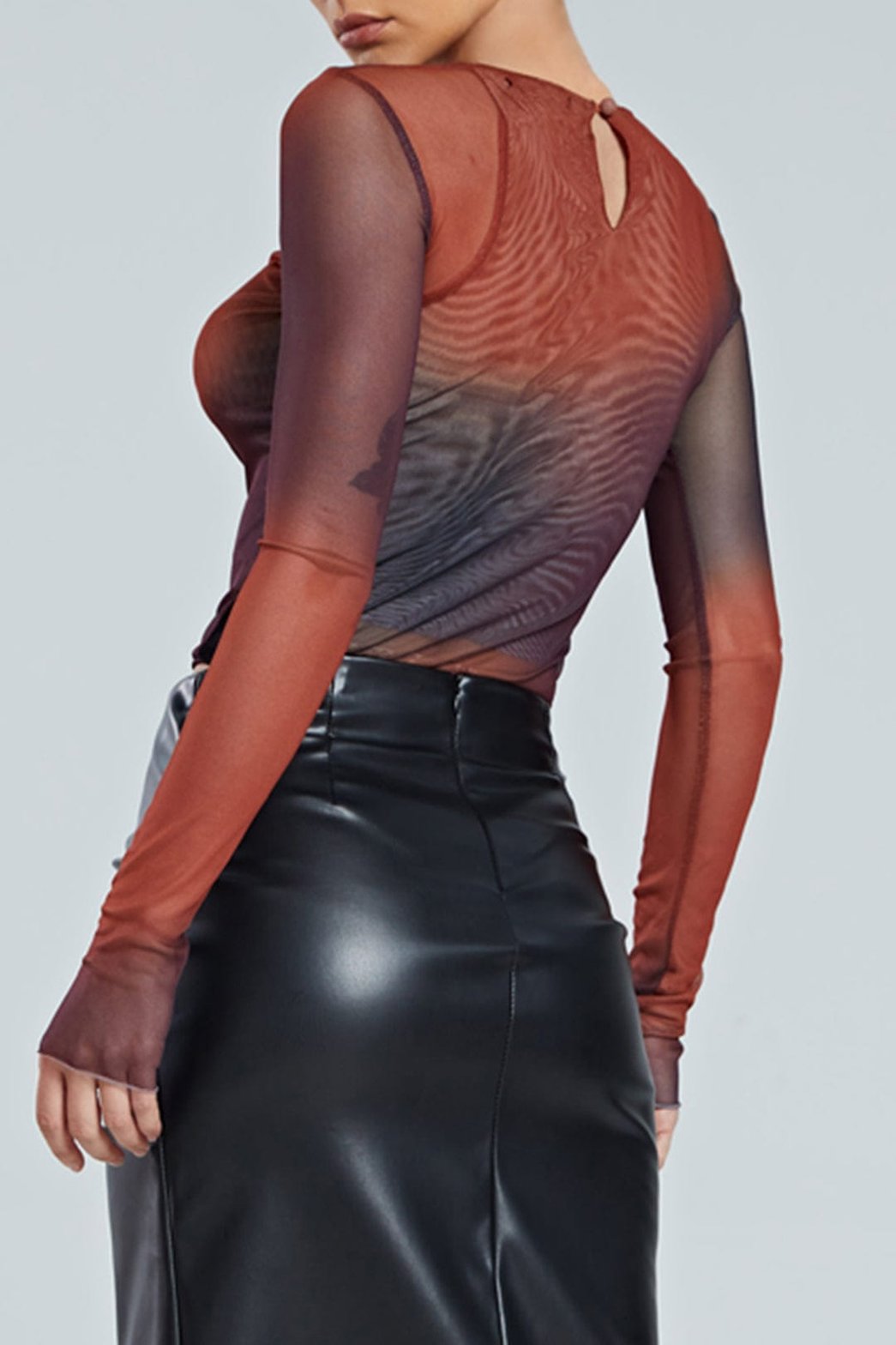 Top transparent tie-dye porté de profil air