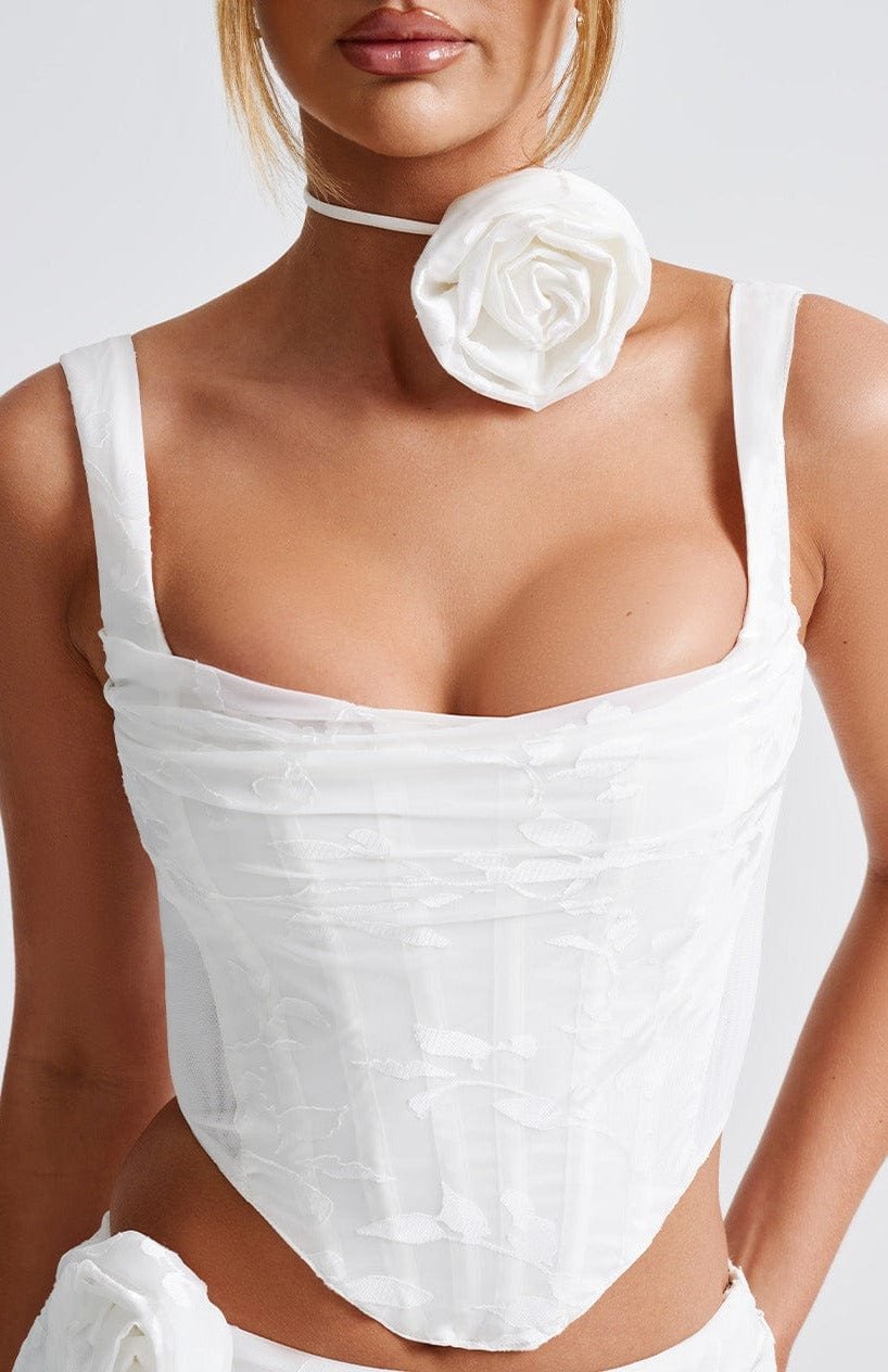 Tour de cou porté avec tenue blanche serenité