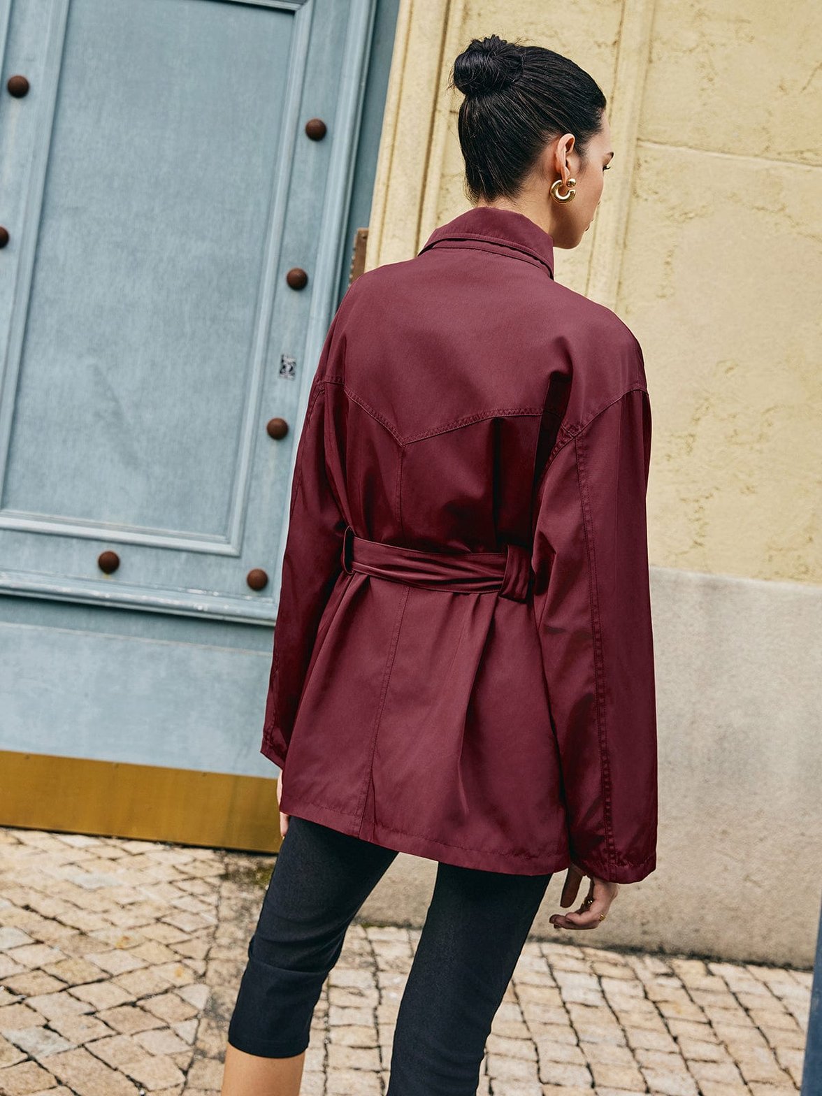 Vue d'ensemble du trench porté enchanteur