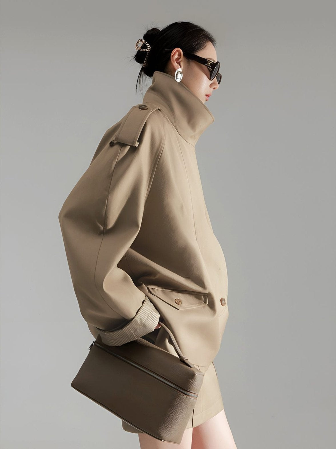 Trench coat beige asymétrique vue de profil douceur