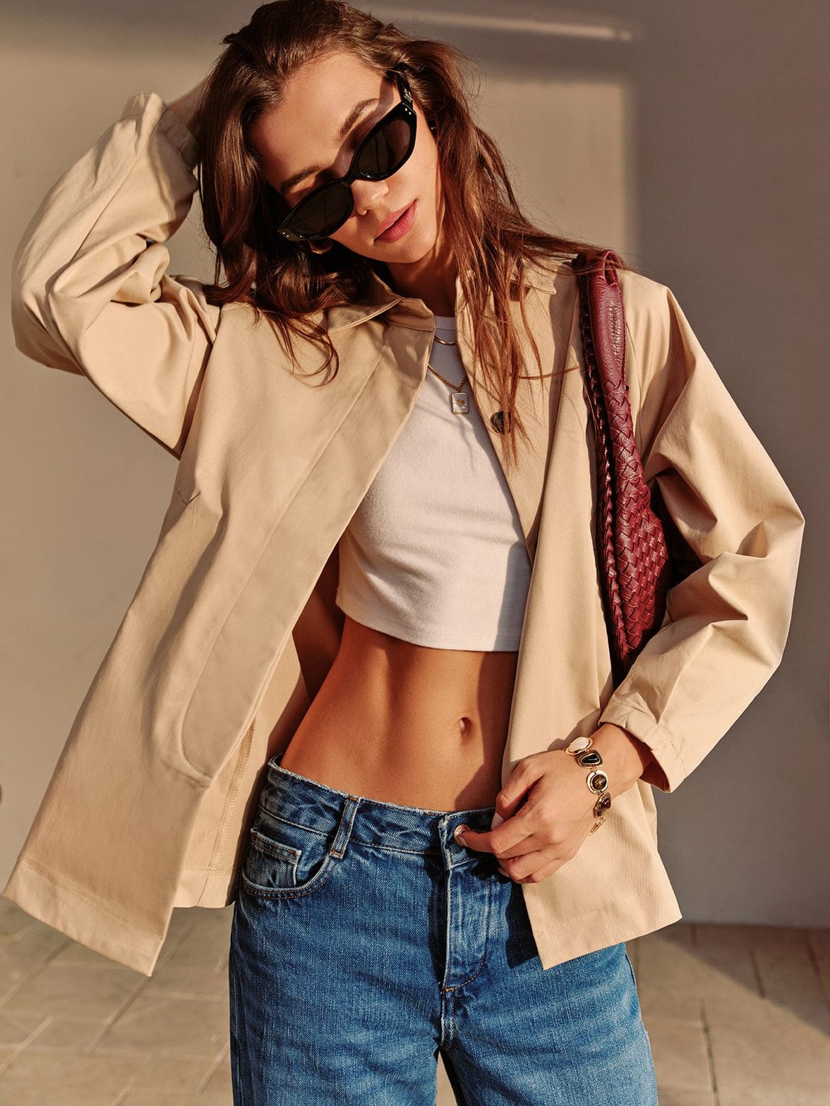 Trench-coat kaki élégant vue de face soleil