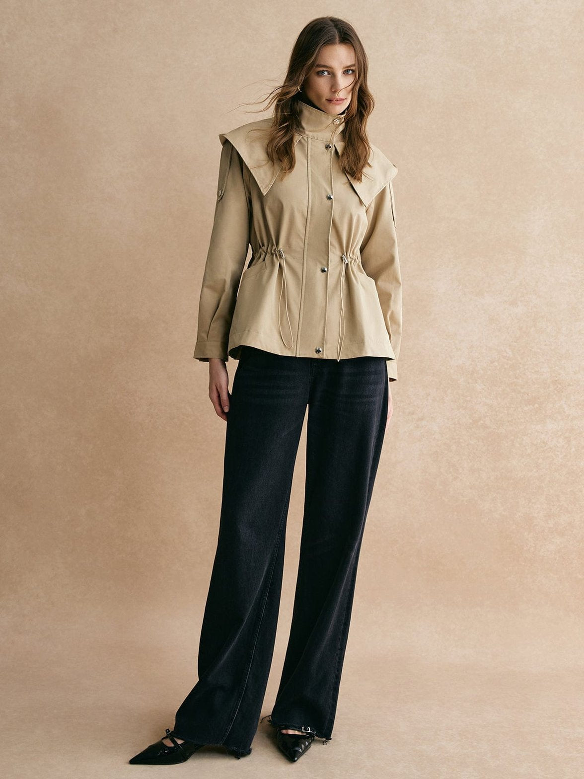 Trench beige ajustable vue dos paisible