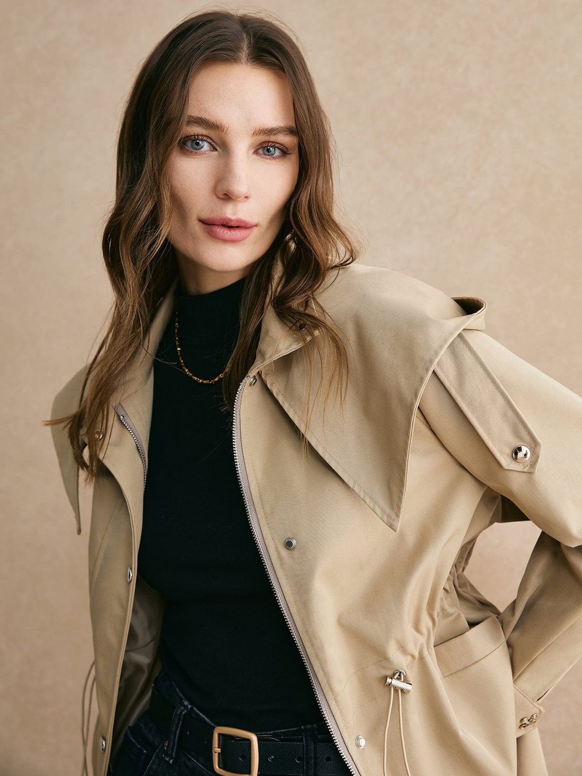 Trench beige vue latérale gracieux