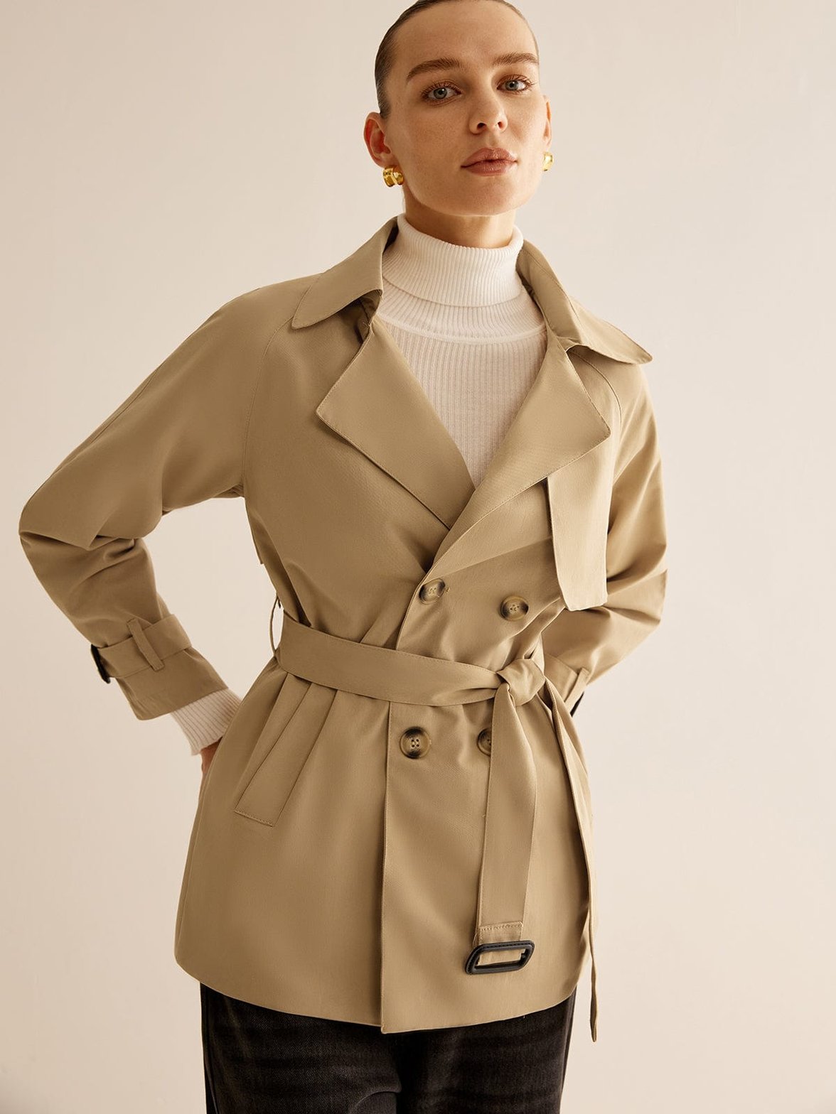 Trench-coat beige élégant vue de face soleil