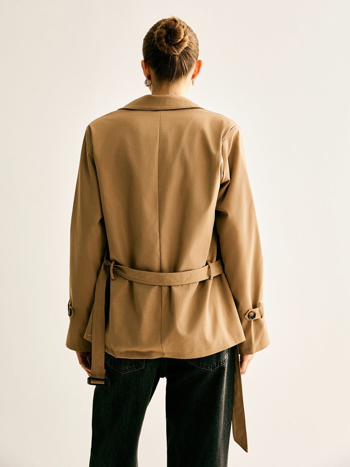 Trench beige détail boutons brume