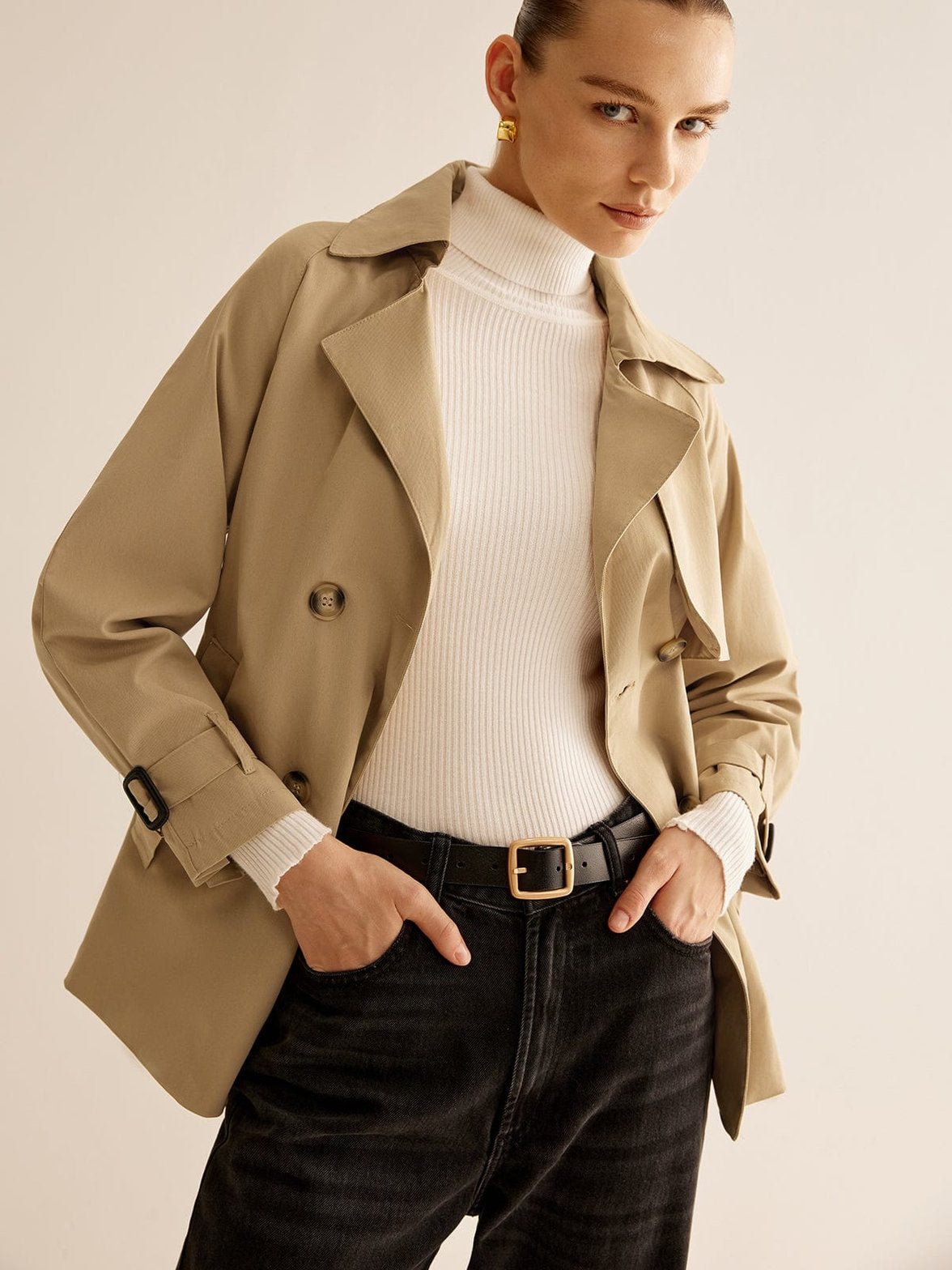 Trench-coat beige vue de dos doux