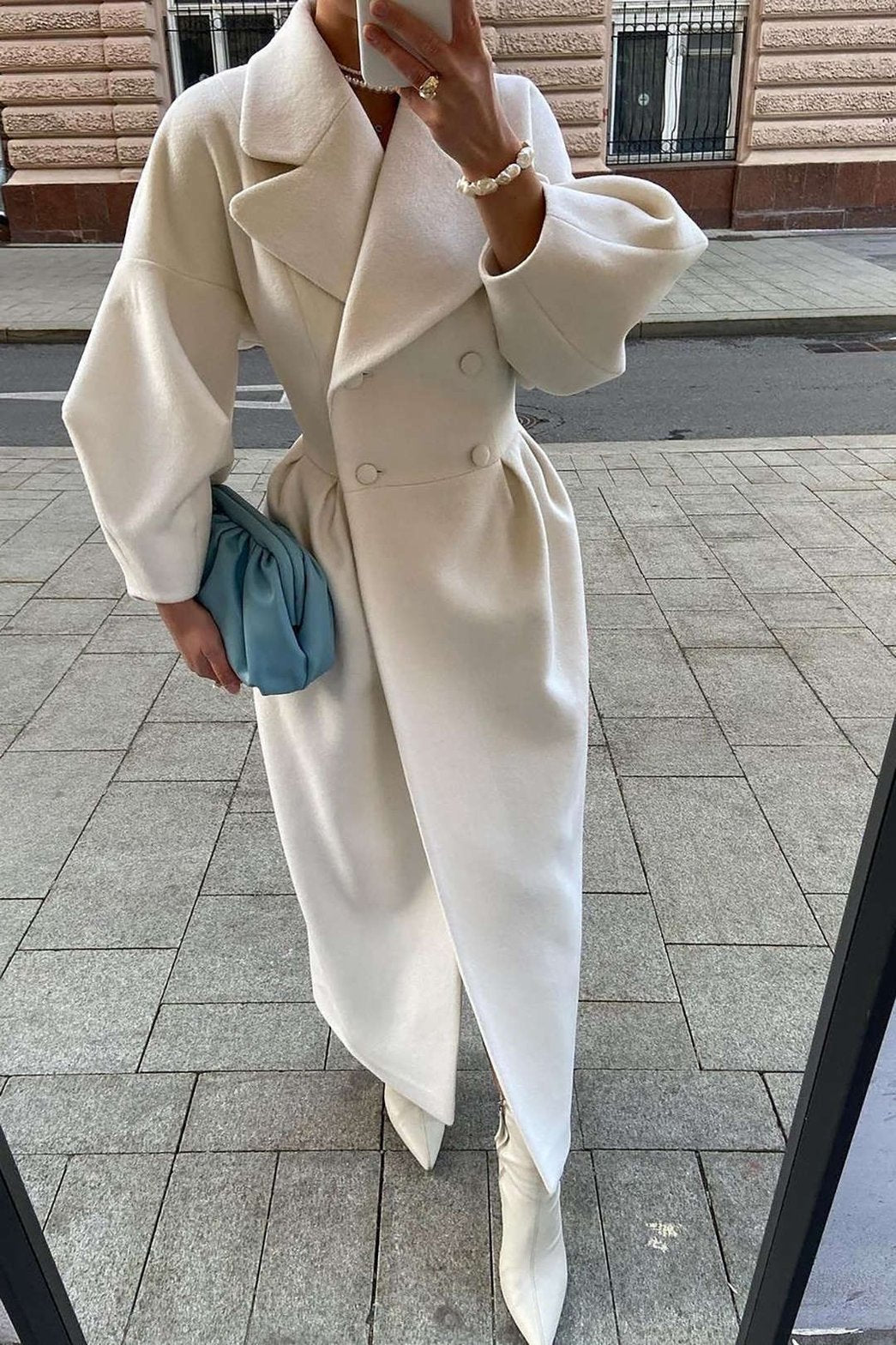 Trench-coat blanc crème vue de face chic