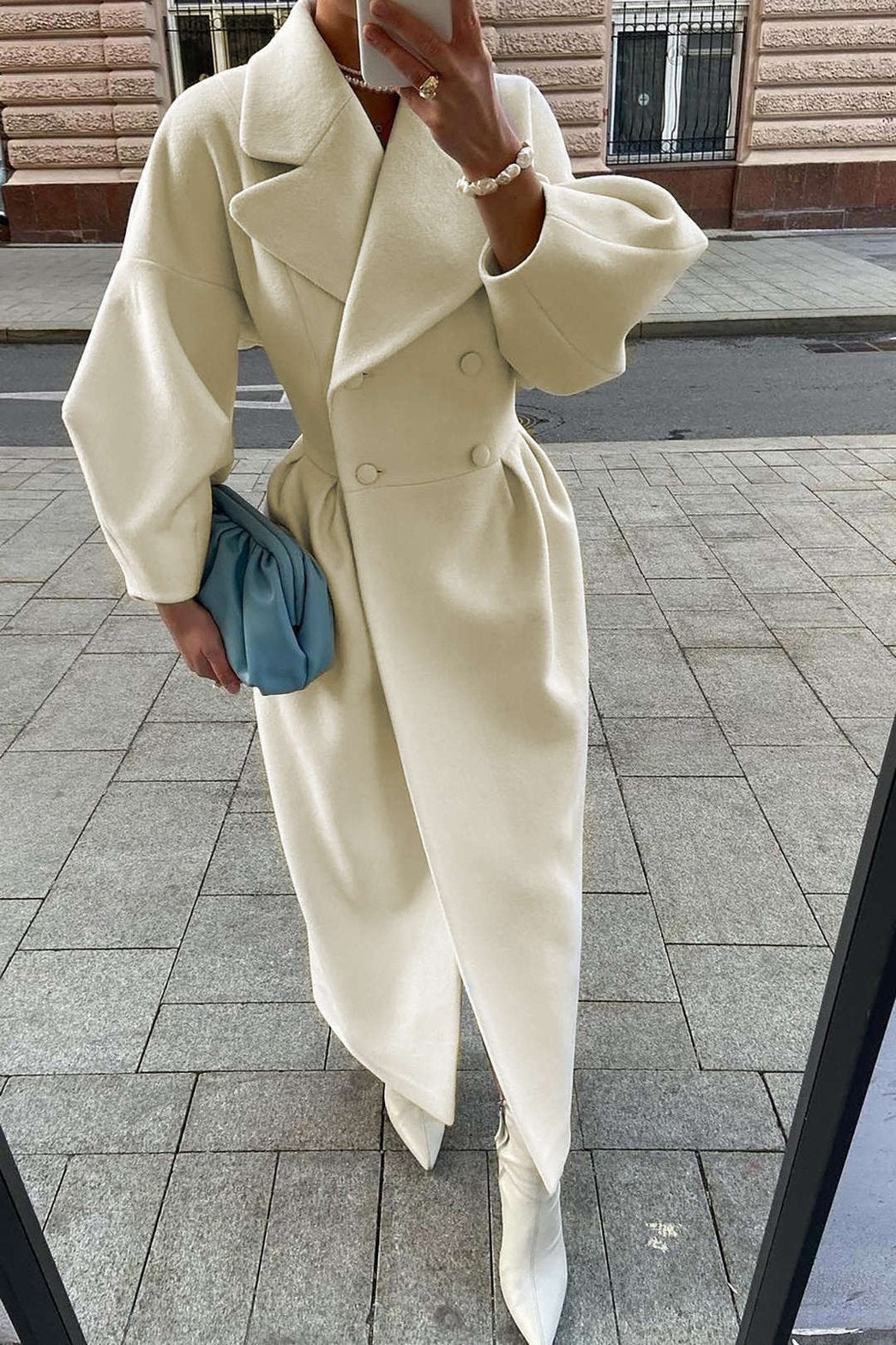 Trench-coat blanc crème vue de dos gracieux