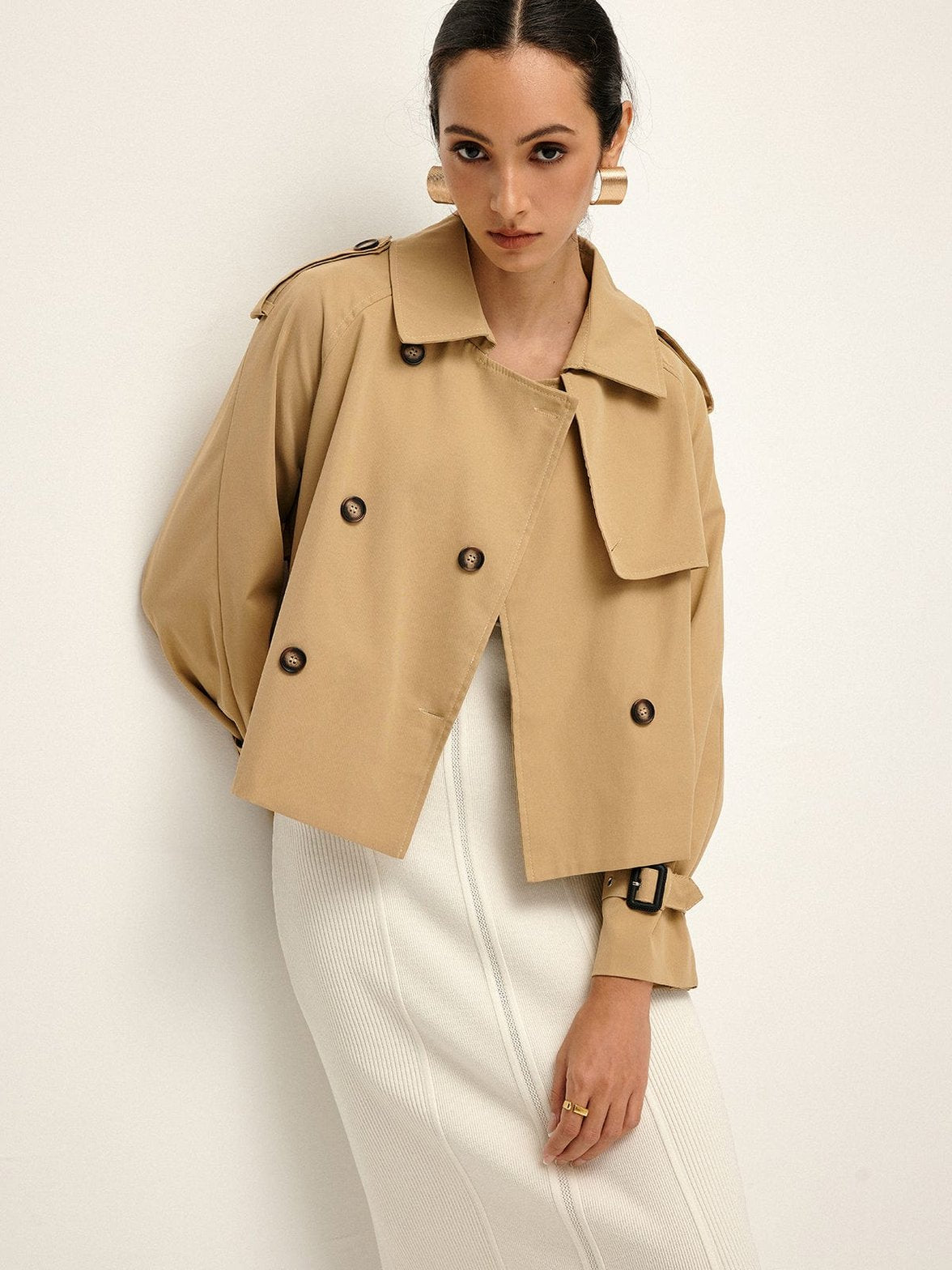 Trench-coat beige classique vue avant soleil