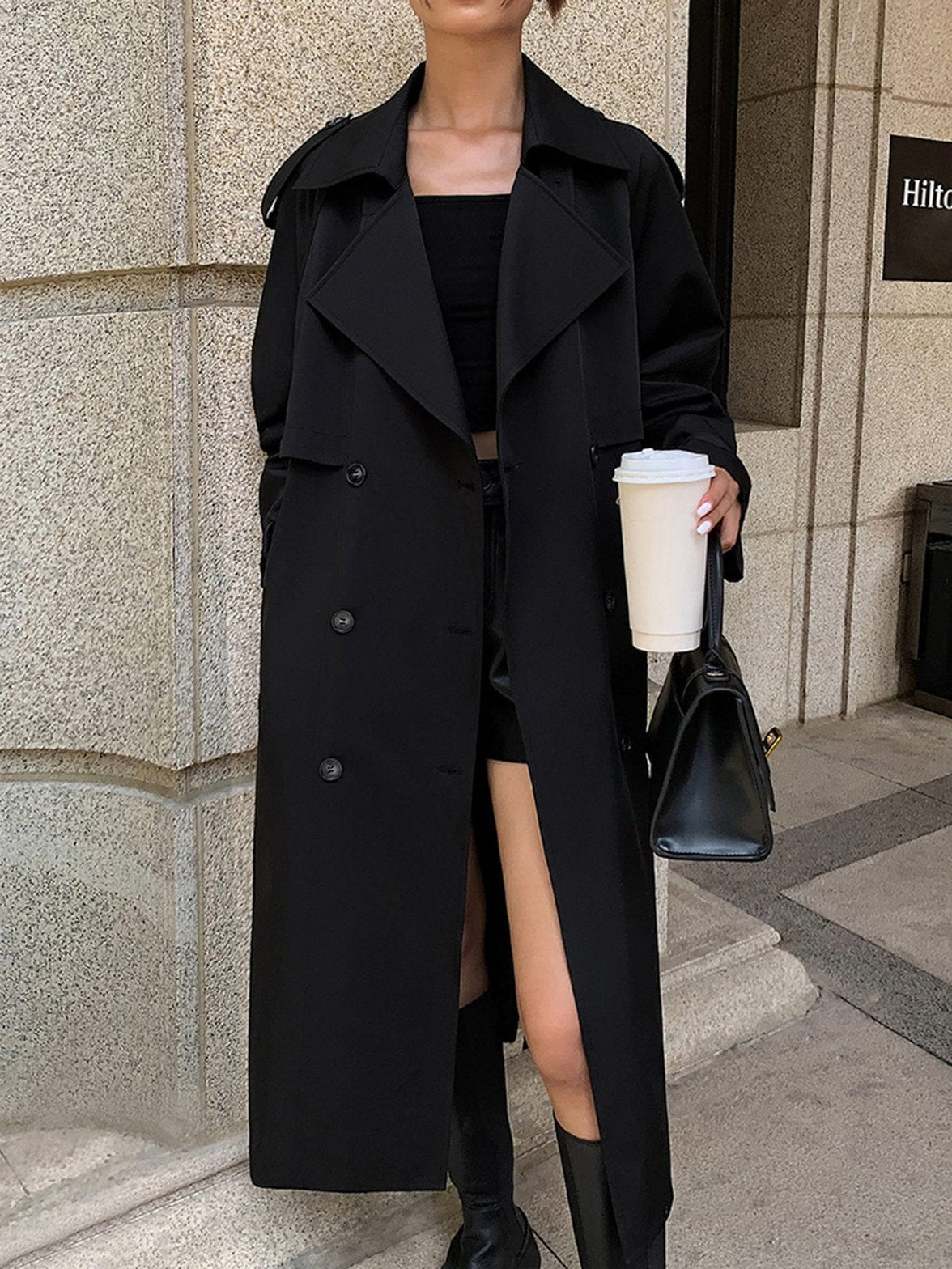 Trench-coat noir élégant urbain