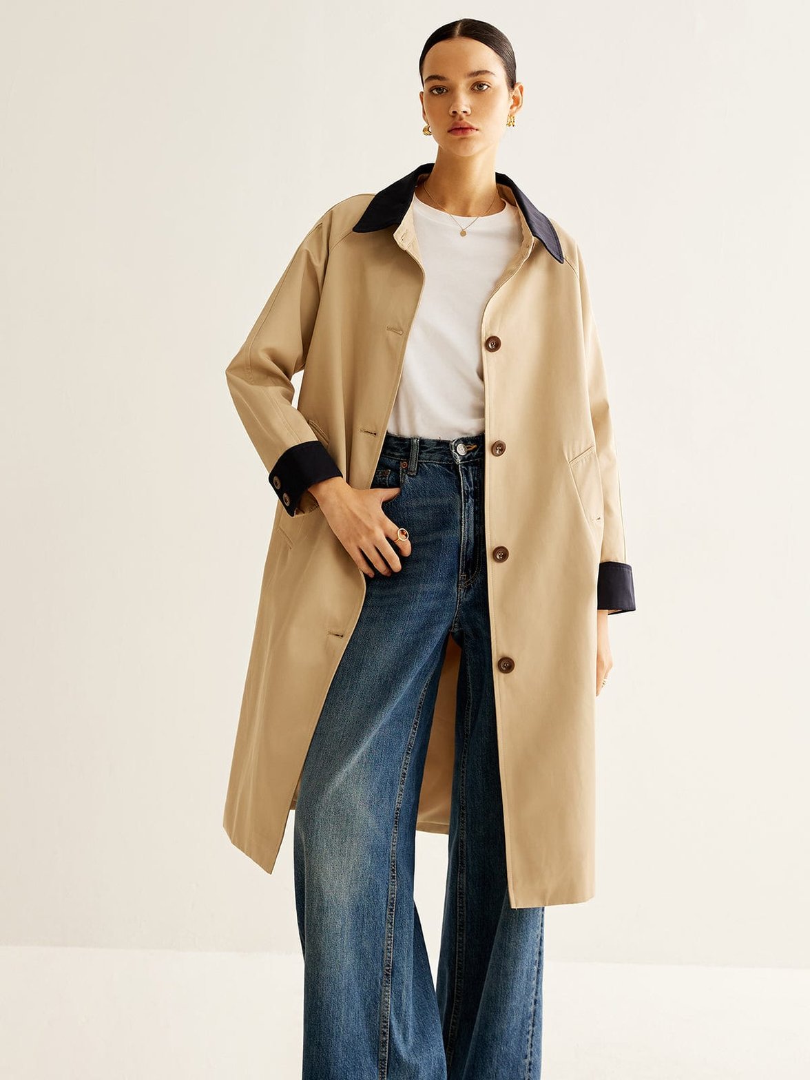 Trench-coat beige avec col contrasté noir harmonie