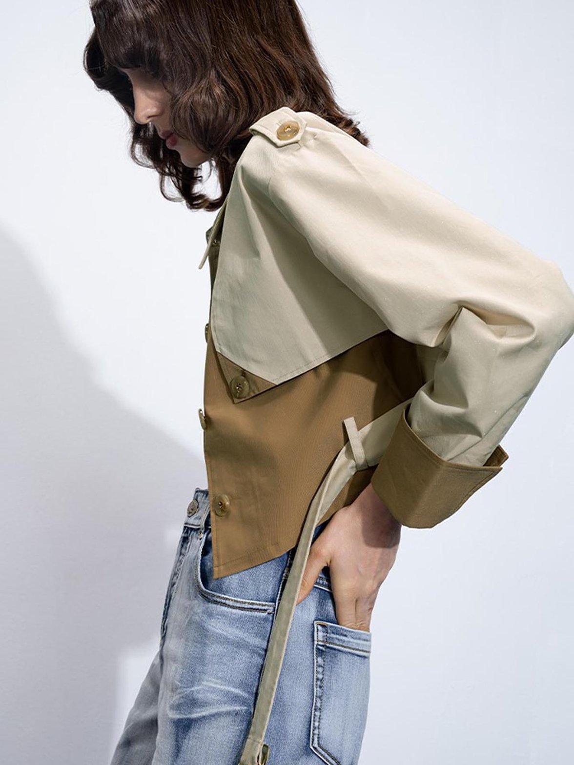 Trench court bicolore vue latérale grâce