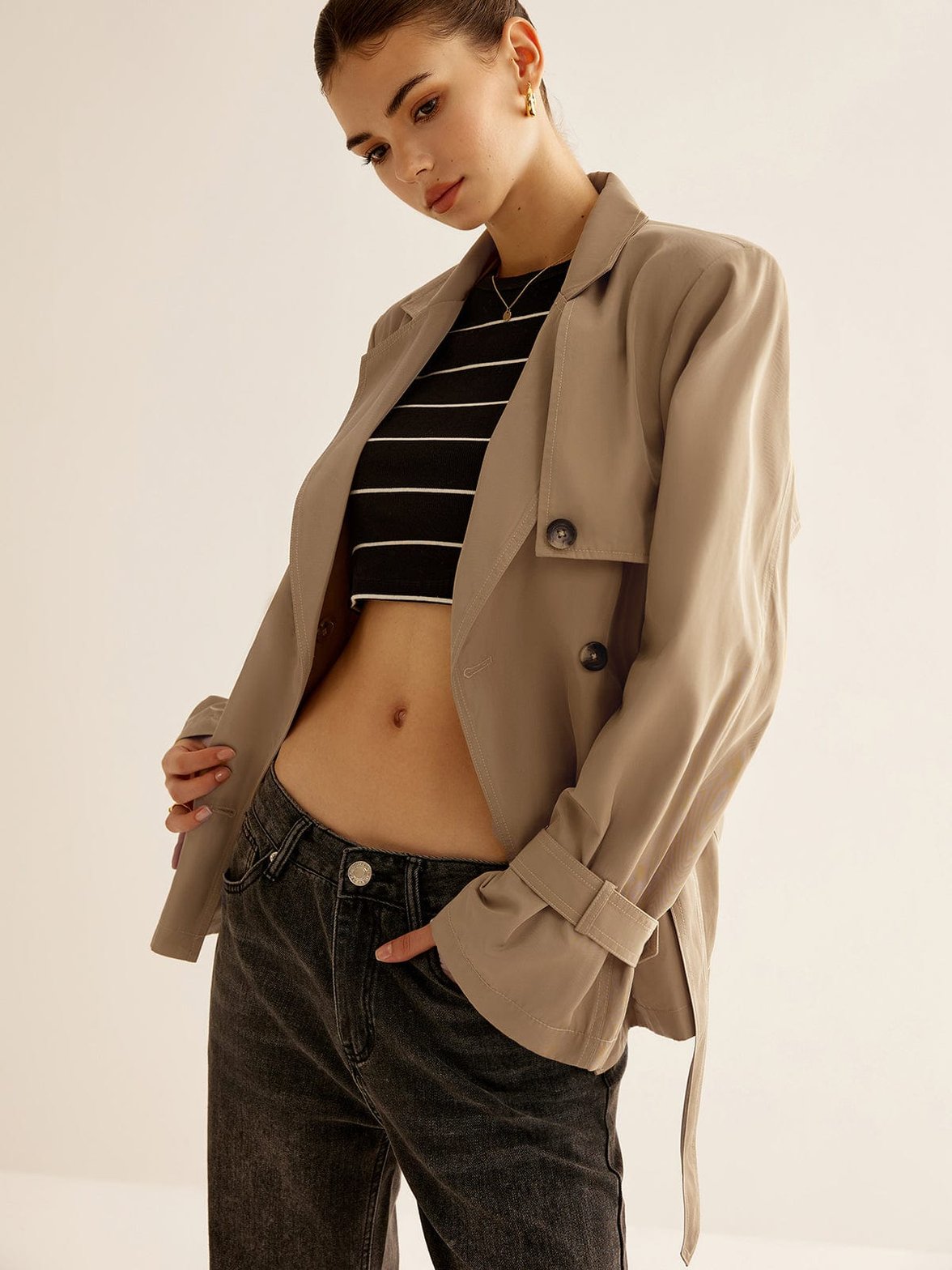 Vue de profil trench court style moderne délice