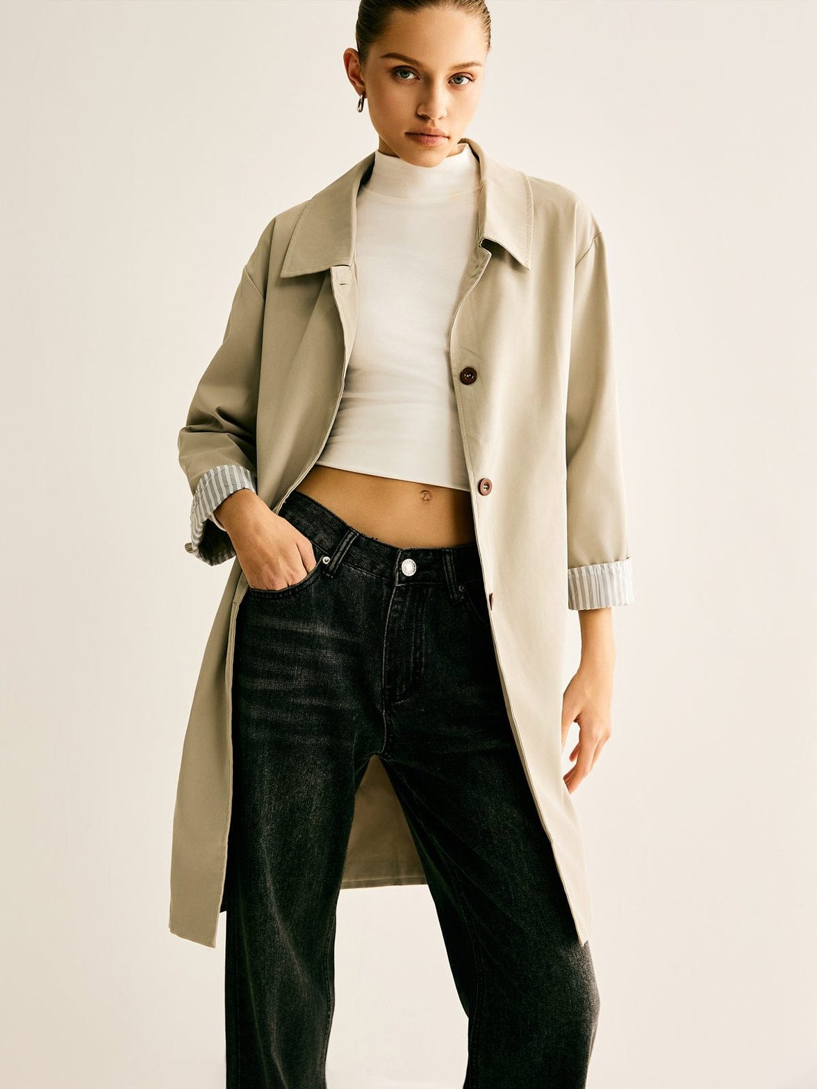 Trench beige élégant porté vue de face - douceur