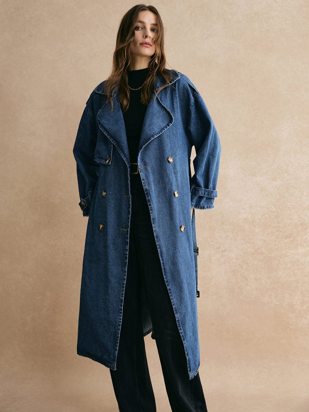 Vue latérale trench denim fluide
