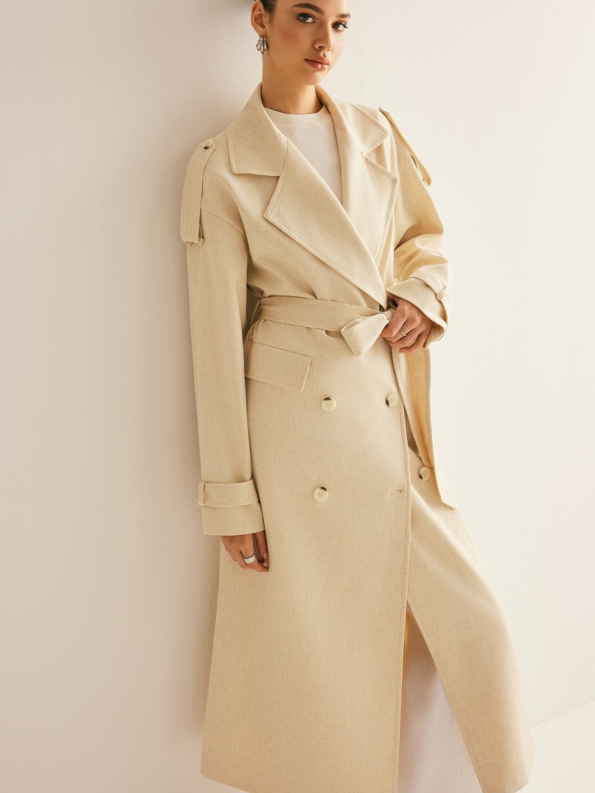 Trench beige vue de profil grâce