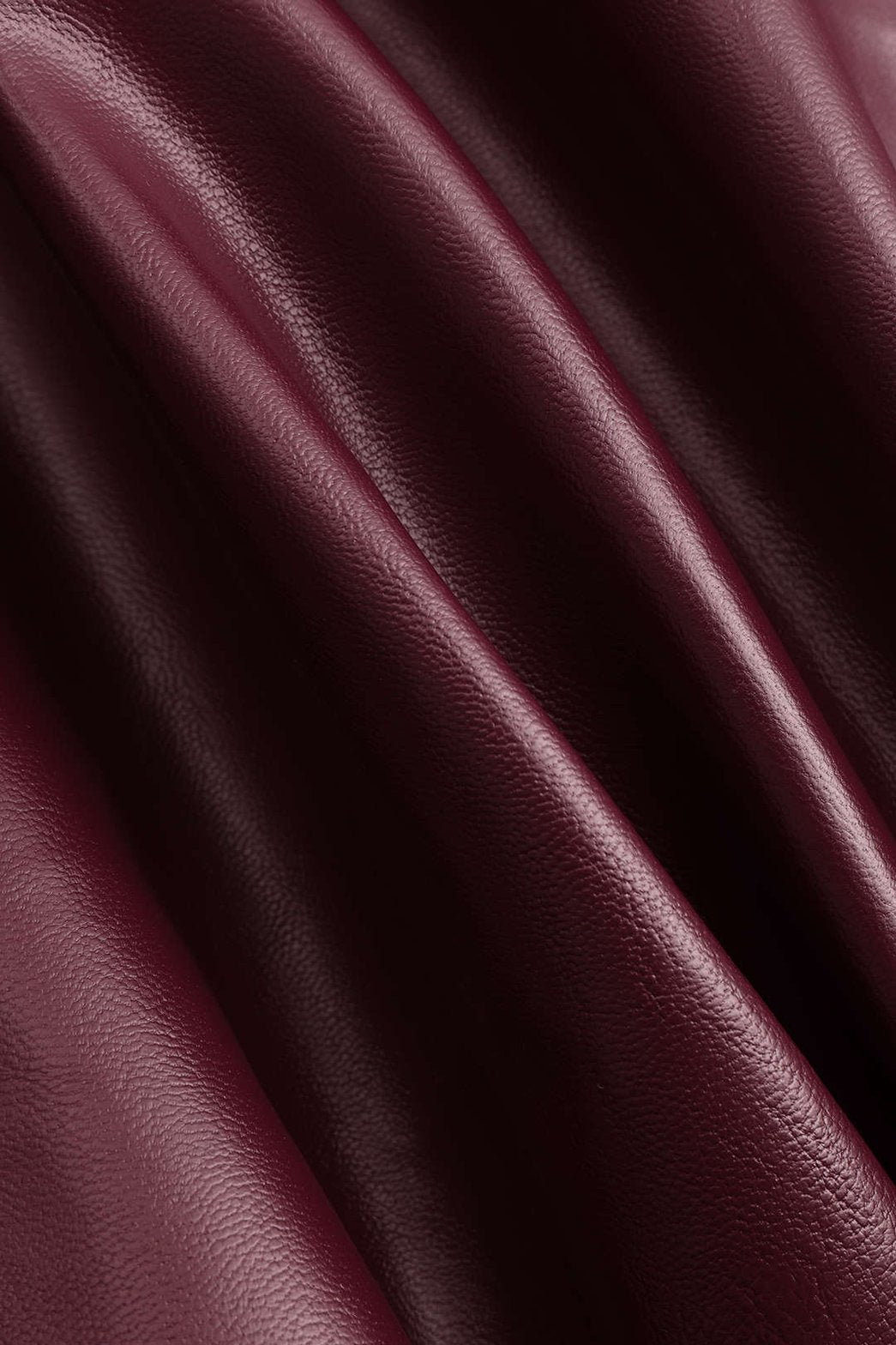 Trench long bordeaux vue de dos grâce