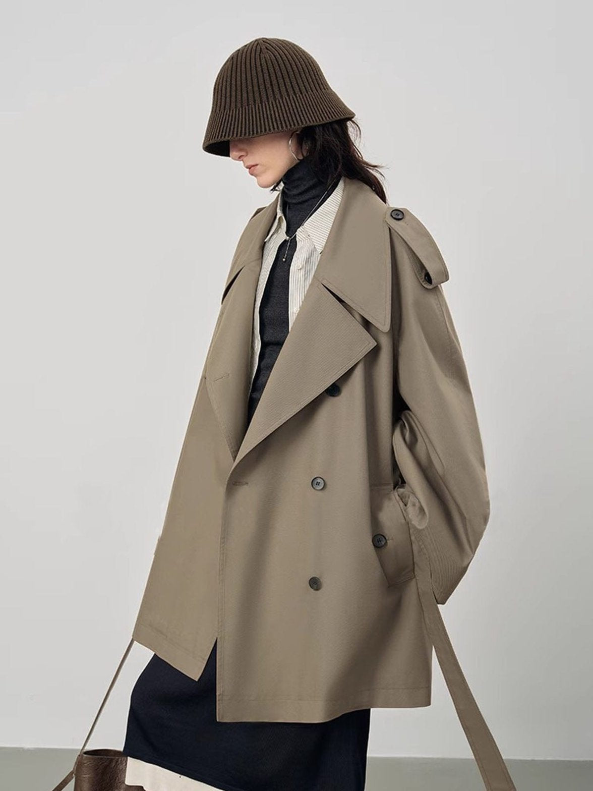 Trench beige oversize vue de face fantaisie