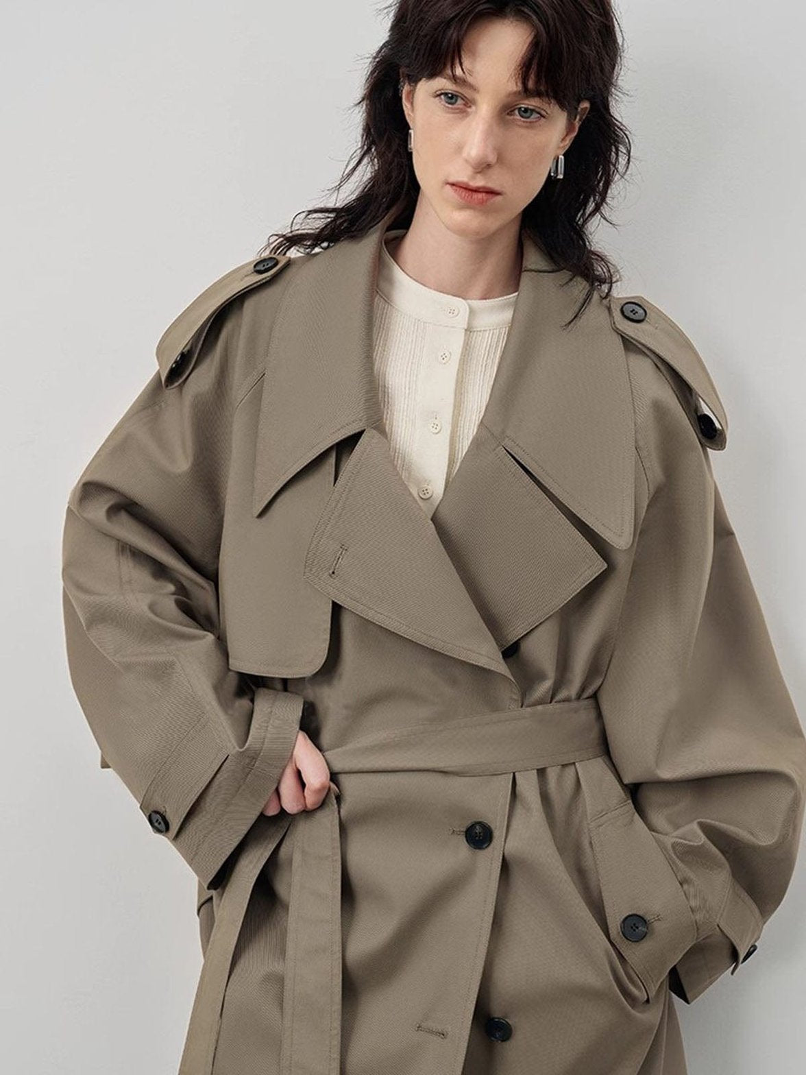 Trench beige oversize vue de dos élégant