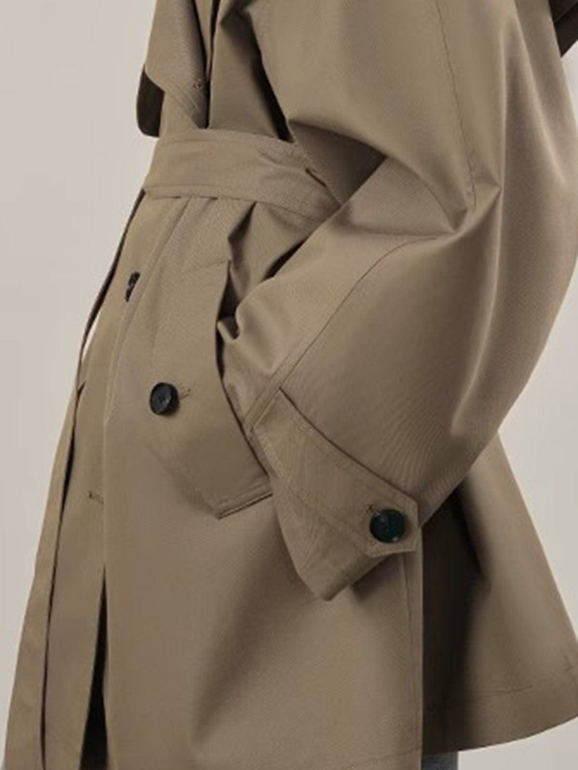 Trench beige oversize détail col moderne