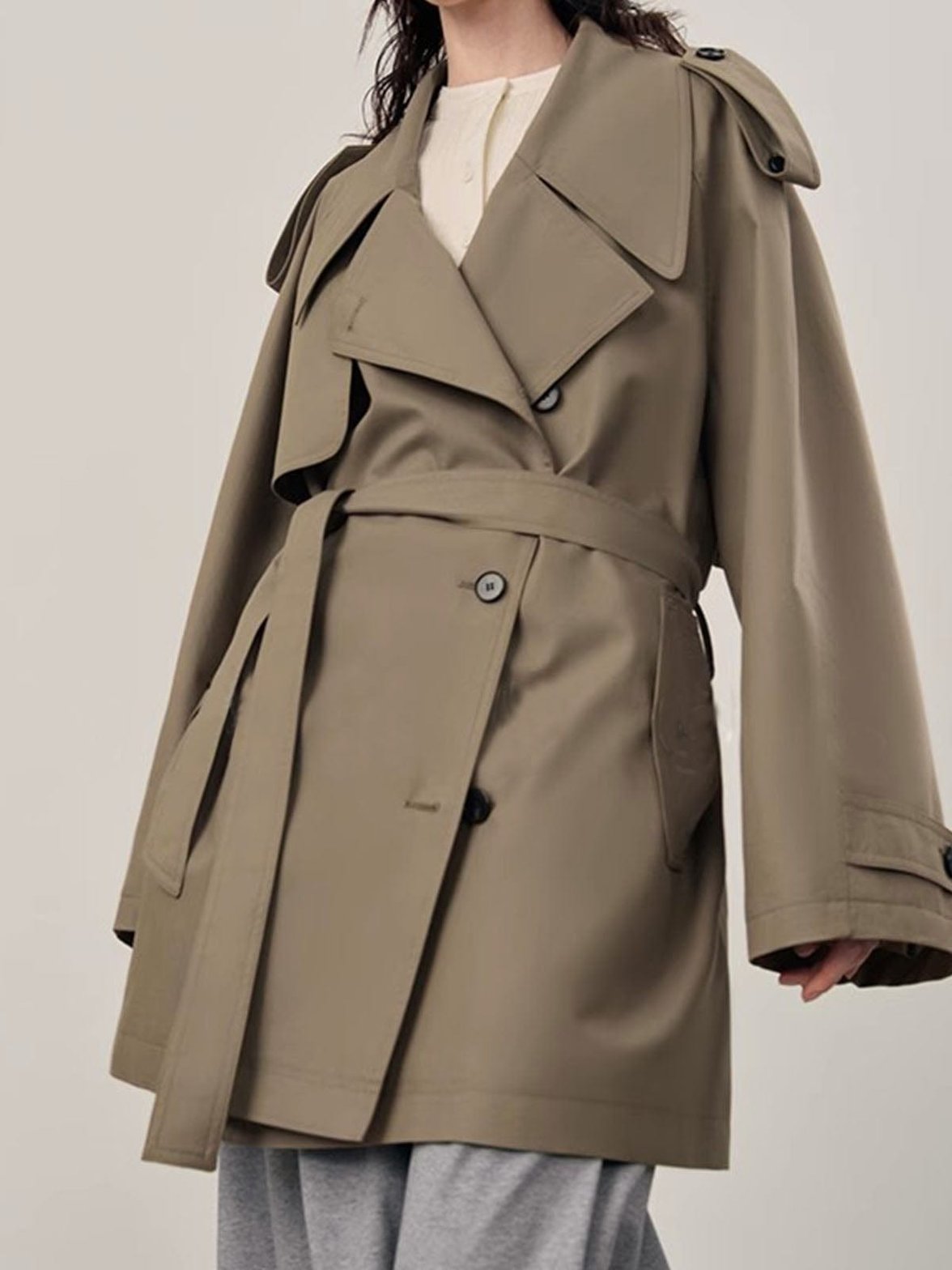 Trench beige oversize vue de profil tendance