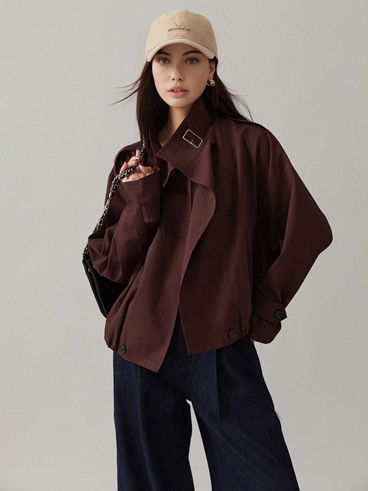 Trench marron style oversize vue de profil soleil