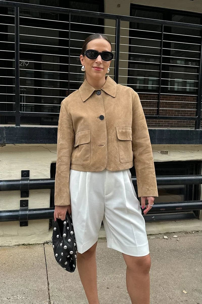 Veste structurée beige portée avec élégance soleil
