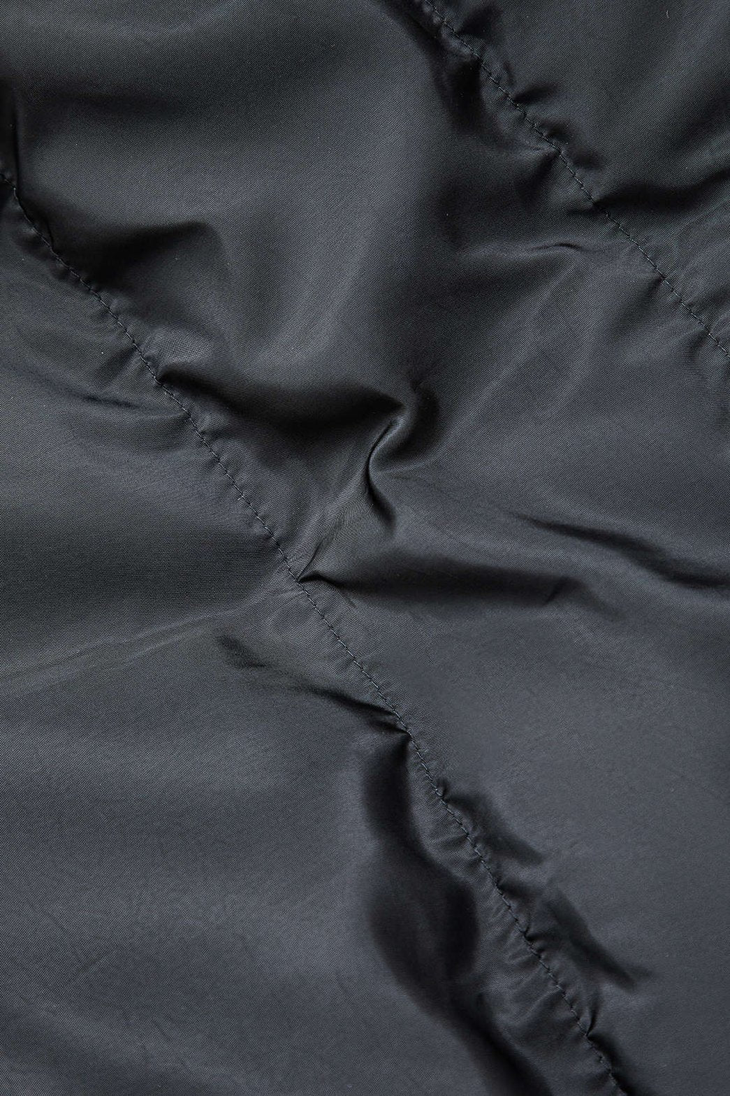 Veste courte noire vue de profil pluie