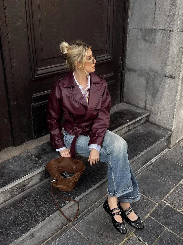 Vue de dos veste cuir ceinturée soie
