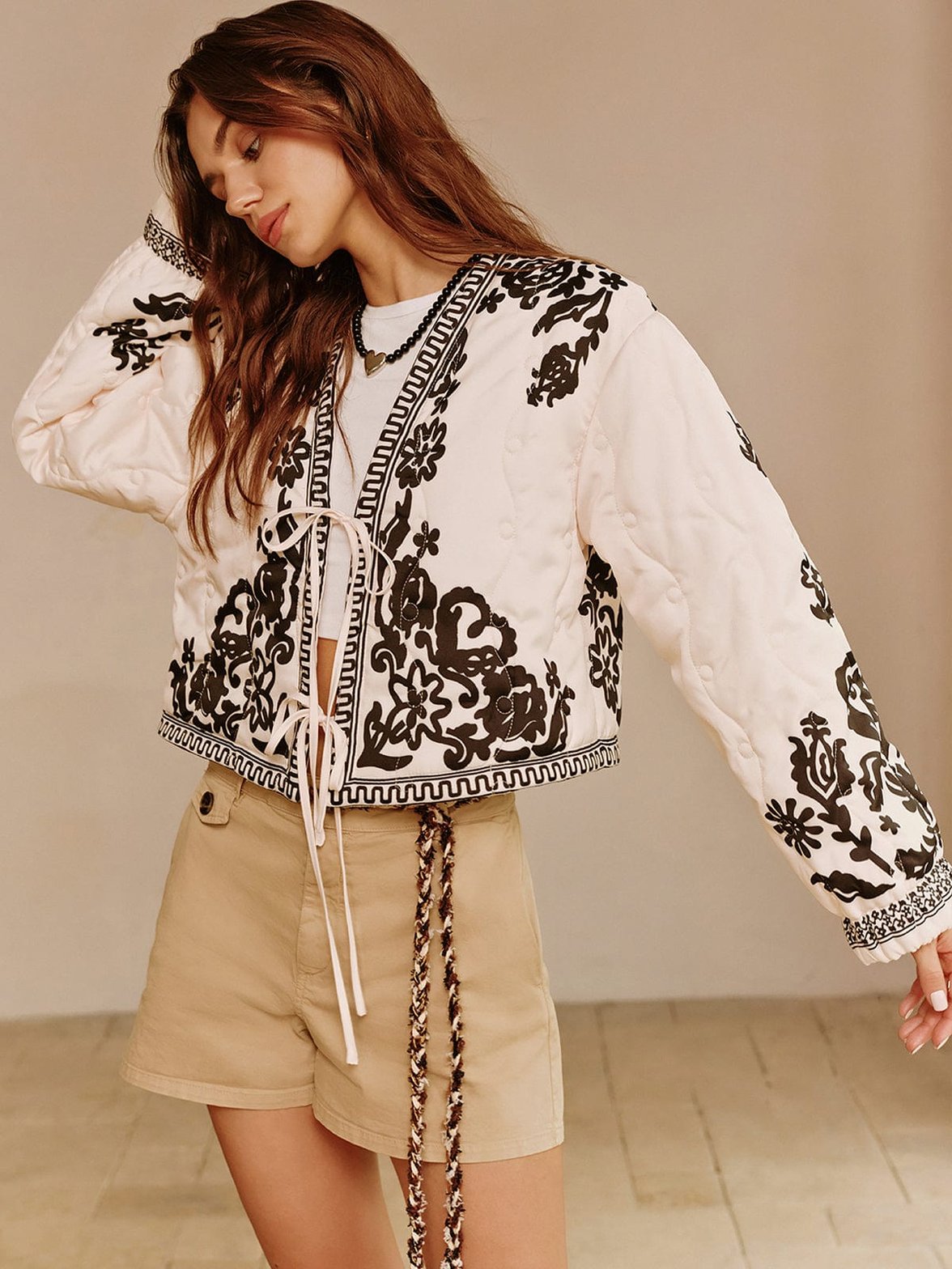 Veste courte motifs ethniques blanc et noir étoile