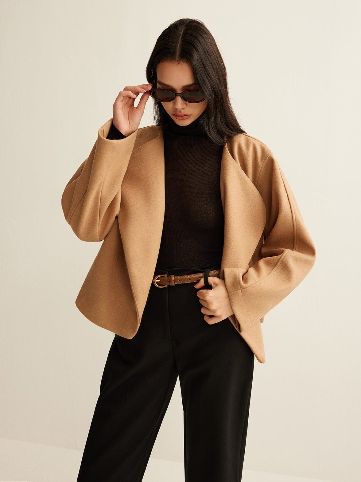 Veste minimaliste camel détail manche élégant