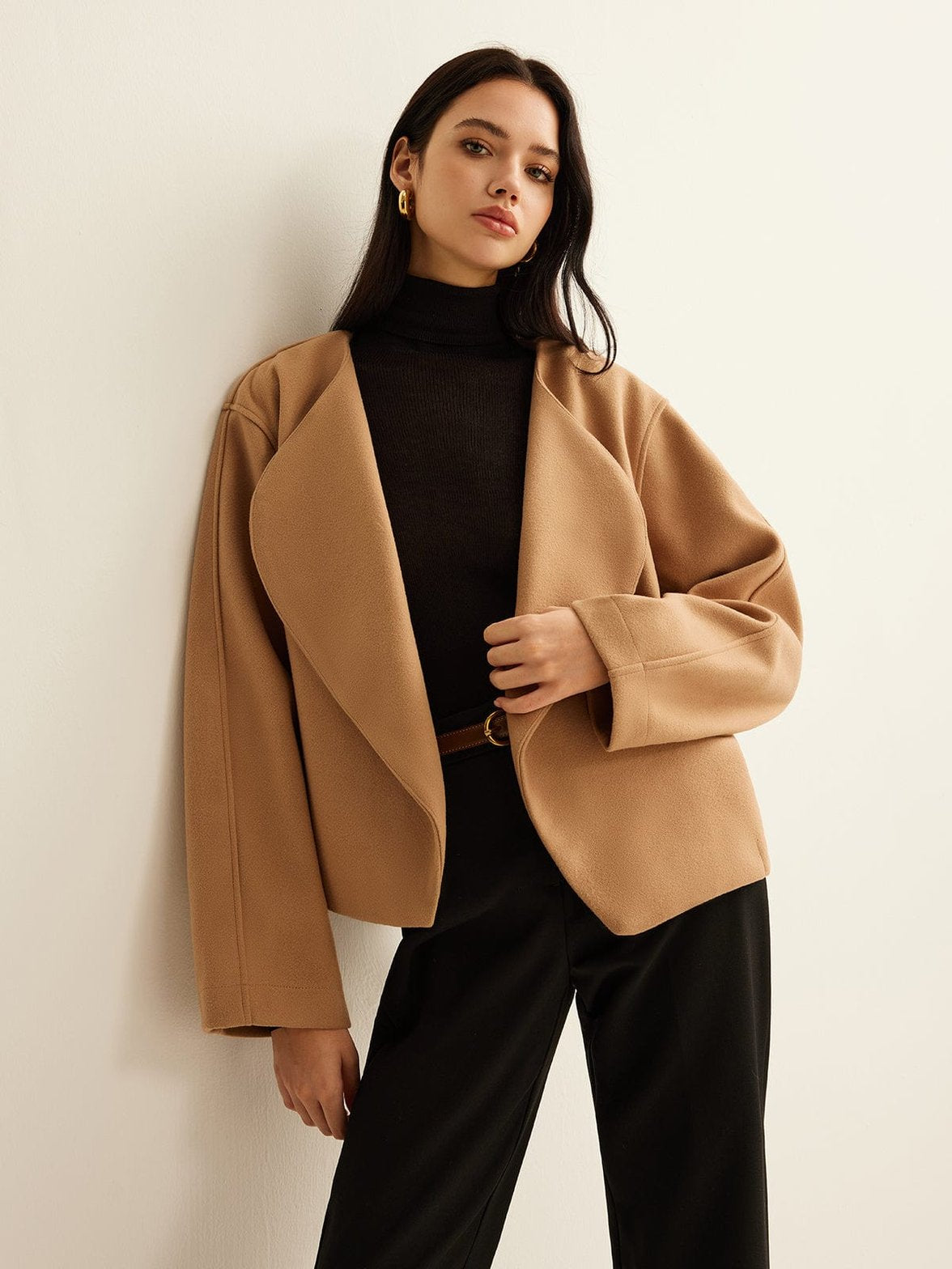 Veste minimaliste camel vue de face soleil