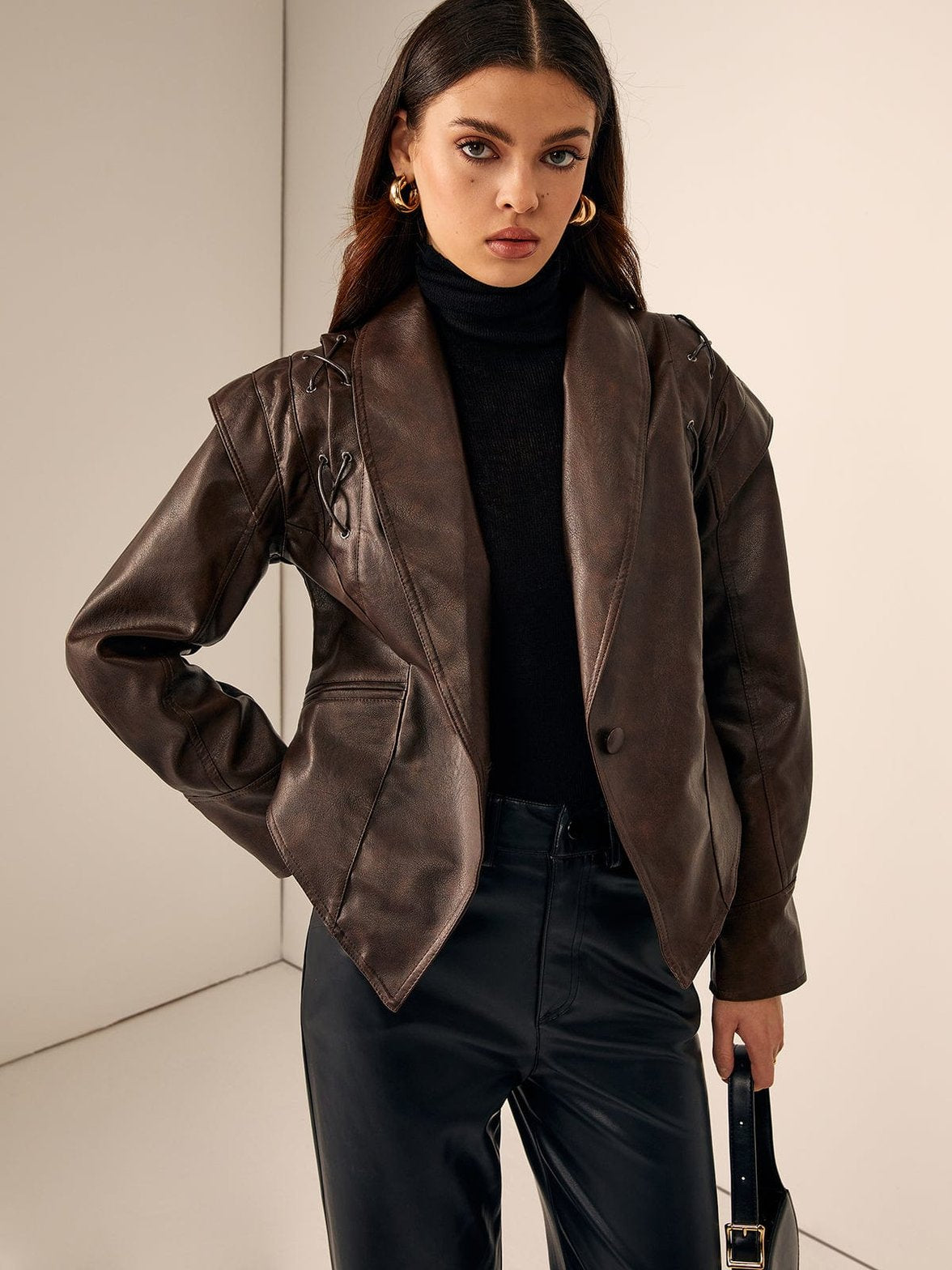Veste similicuir marron portée profil onyx