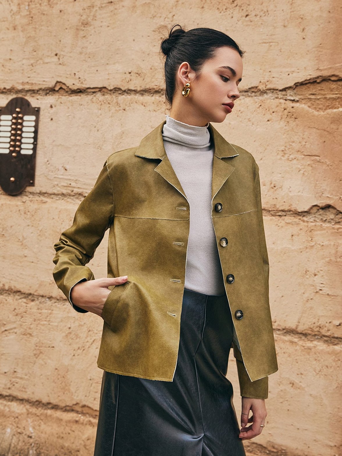 Vue de profil veste courte tendance liberté
