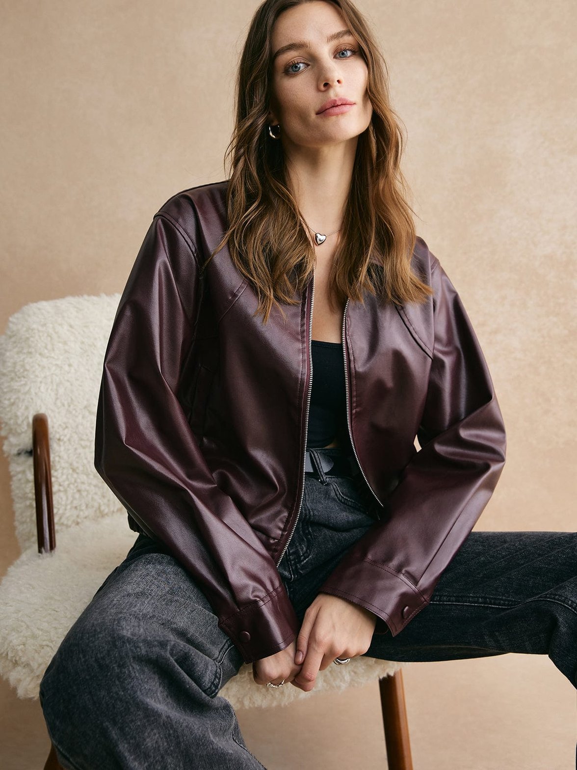 Veste courte en cuir marron élégant doux