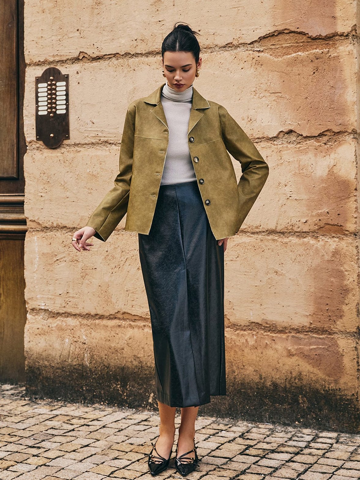 Vue détaillée veste faux cuir moderne éclat